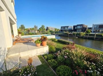 Casa · 380m² · 5 Ambientes · 2 Cocheras · Casa con Amarra Propia Barrio El Canal