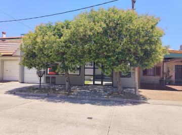PH · 185m² · 7 Ambientes · 2 Cocheras · Casa en PH con Dos Unidades y Doble Cochera en Venta. Bernal Oeste. Apto Crédito