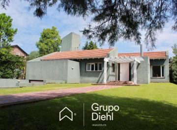 Casa · 261m² · 6 Ambientes · 2 Cocheras · Casa con Gran Potencial en Venta Fondo Golf en Lomas de La Carolina