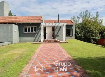 Casa · 1500m² · 6 Ambientes · 2 Cocheras · Casa con Gran Potencial en Venta Fondo Golf en Lomas de La Carolina, Zona Norte