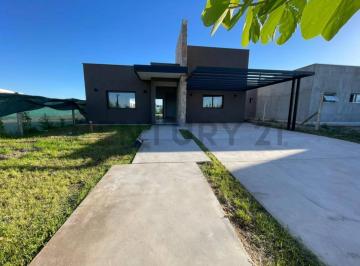 Casa · 220m² · 5 Ambientes · 1 Cochera · Venta de Casa a Estrenar - Barrio Alma Gardenia C8