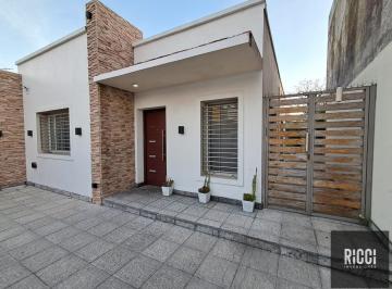 Casa · 81m² · 3 Ambientes · 1 Cochera · Casa en Venta 3 Ambientes Berazategui Centro Apto Credito