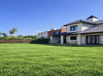 Casa · 259m² · 4 Ambientes · 2 Cocheras · Casa en Venta 5 Ambientes en Lujan