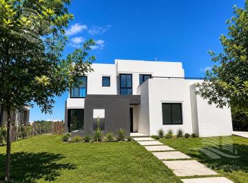 Casa · 266m² · 6 Ambientes · 3 Cocheras · Casa 6 Ambiente con Pileta en El Canton - Golf