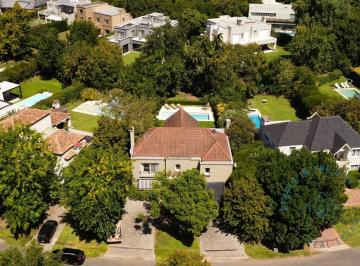 Casa · 400m² · 6 Ambientes · 8 Cocheras · Casa, 4 Dorm. en Pilar - Ayres de Pilar, Oportunidad, con Parrilla
