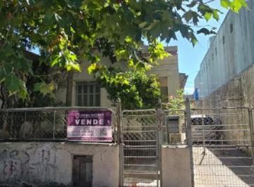 Casa · 223m² · 5 Ambientes · 1 Cochera · Dos Casas a Demoler, Toma Valores!
