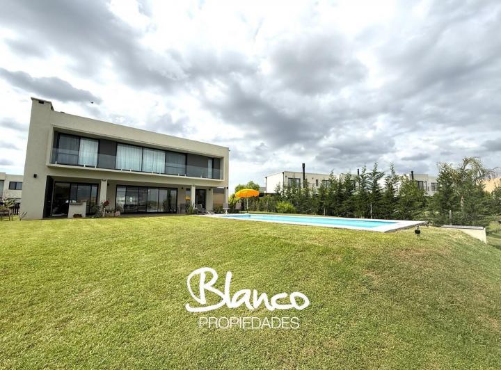Casa · 325m² · 5 Ambientes · 2 Cocheras