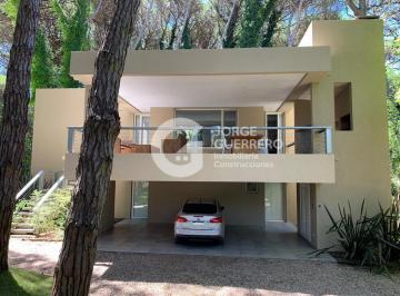 Casa · 300m² · 4 Dormitorios · 1 Cochera · Casa - Carilo