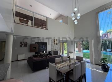 Casa · 240m² · 6 Ambientes · 4 Cocheras · Casa en Venta Country El Carmen