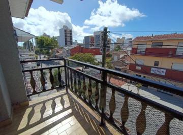 Departamento · 68m² · 3 Ambientes · Departamento 3 Ambientes a La Calle con Balcon + Dependencia/lavadero en La Perla. Amoblado