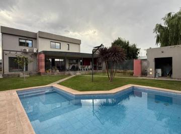 Casa · 220m² · 6 Ambientes · 3 Cocheras · Venta de Casa de Dos Plantas en Cortaderas 1 Guaymallén