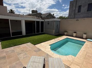 Casa · 290m² · 4 Dormitorios · Openhouse Vende Destacada Propiedad en Barrio Alta Mendoza, Frente a Dalvian