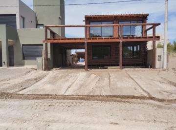 Casa · 196m² · 6 Ambientes · Casa en Venta - 5 Dorm. 3 Baños - Claromecó