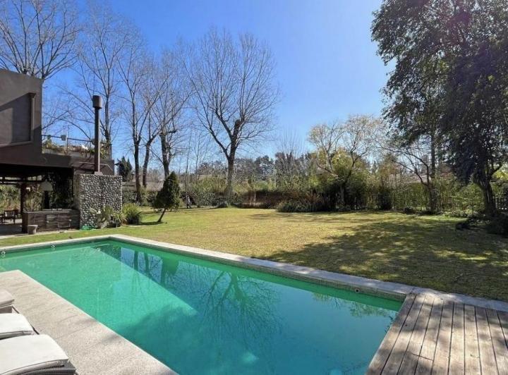 Casa · 379m² · 5 Ambientes · 2 Cocheras