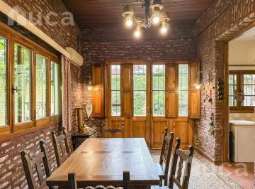 Casa · 231m² · 5 Ambientes · Casa en Venta, Estilo Inglés, con Jardín, en Coghlan