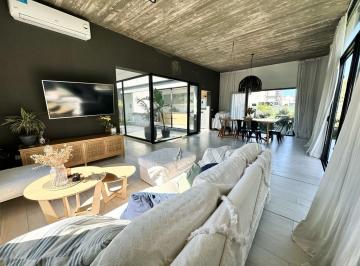 Casa · 141m² · 4 Ambientes · 3 Cocheras · Casa en Venta de 4 Ambientes en Barrio Cerrado La Reserva de Hudson
