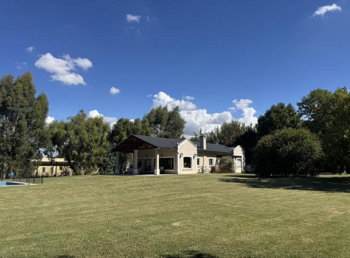 Casa · 240m² · 7 Ambientes · 3 Cocheras
