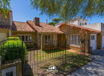 Casa · 175m² · 3 Ambientes · 1 Cochera · Chalet en Excelente Ubicacion del Barrio Los Troncos
