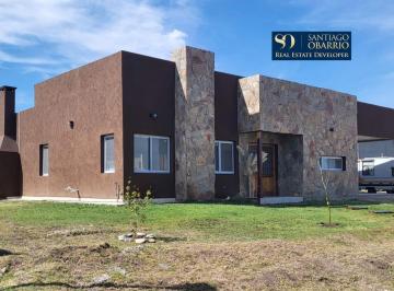 Casa · 220m² · 5 Ambientes · 2 Cocheras · ? Casa en Alquiler Anual o Venta Medal Country Club Pilar