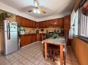 Casa · 237m² · 5 Ambientes · 3 Cocheras · Venta Casa 5 Amb con Piscina y Jardin - Caseros - Permuta - Apta Credito