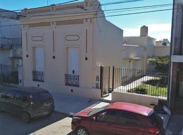 Casa · 240m² · 8 Ambientes · Casa Apta Profesional en Zona Hospital de Luján