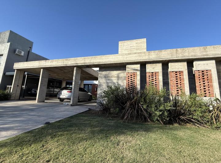 Casa · 340m² · 9 Ambientes · 3 Cocheras