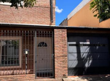 Casa · 194m² · 6 Ambientes · 1 Cochera · Venta - Casa Al Frente 4 Dorm. con Pileta y Quincho - Tiro Suizo