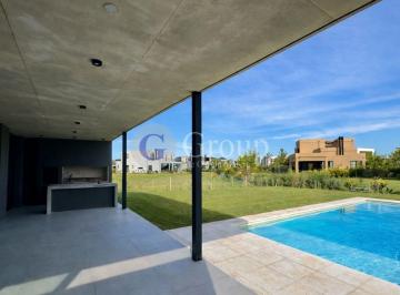 Casa · 276m² · 7 Ambientes · 2 Cocheras · Casa a Estrenar Frente a La Laguna en Venta en Pilará