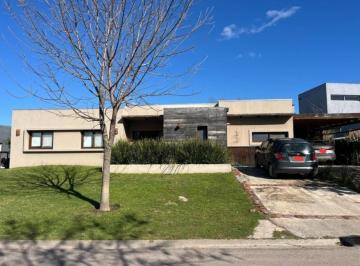 Casa · 166m² · 4 Ambientes · 2 Cocheras · Casa con Pileta en Venta.