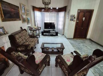 Casa de 6 ambientes, Vicente López · Olivos - Venta Chalet 2 Plantas 6 Amb C/ Garage Jardin
