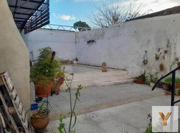 Casa · 250m² · 5 Ambientes · 1 Cochera · Casa en Venta - 4 Dorm. 4 Baños - Cochera - 320 m² - Lomas de Zamora