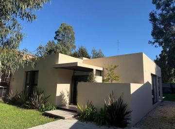 Casa de 4 ambientes, Mar del Plata · Casa Moderna con Piscina en Bosque Peralta Ramosventa