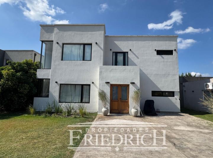Casa · 240m² · 5 Ambientes · 3 Cocheras