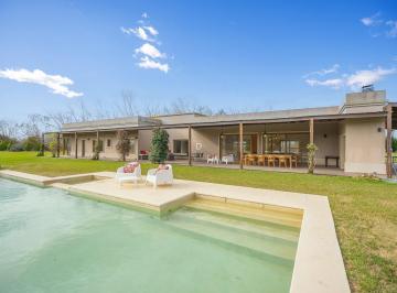 Casa · 248m² · 7 Ambientes · 4 Cocheras · Chacra en Venta 5 Dorm, con Cancha de Tenis en Barrio Privado Loma Escondida, Open Door