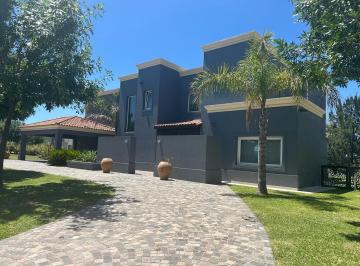 Casa · 350m² · 8 Ambientes · 7 Cocheras · Casa en Venta Country Terravista