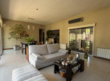 Casa · 650m² · 6 Ambientes · 2 Cocheras · Casa de 3 Dorm. en Planta Baja en Venta en Gonnet