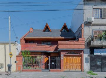 Casa · 240m² · 7 Ambientes · 2 Cocheras · Casa en Lanús Oeste
