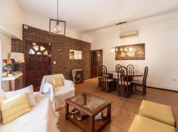 Casa · 382m² · 8 Ambientes · 3 Cocheras · Casa Multifamiliar en Venta - Dos Unidades de 4 Ambientes c/u