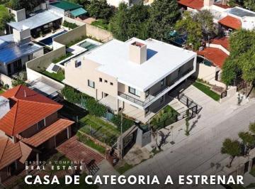 Casa · 350m² · 7 Ambientes · 1 Cochera · Venta Casa de Categoría a Estrenar con Piscina Infinita, Quincho y 4 Dorm. en Costa Azul Norte