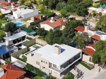 Casa de 7 ambientes, Villa Carlos Paz · Venta Casa de Categoría Piscina Infinita, Quincho y 4 Dorm. Costa Azul, Villa Carlos Paz