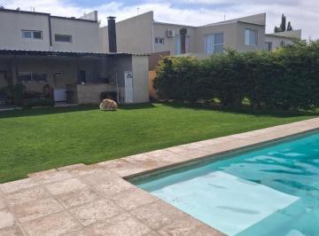 Casa · 200m² · 4 Ambientes · 2 Cocheras · Venta de Hermosa Casa en B° Elementos - Plottier