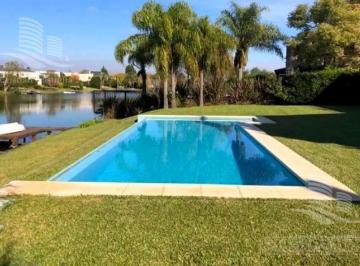 Casa · 300m² · 8 Ambientes · Venta de Hermosa Casa en Barrio Castores Fondo Al Lago con Pileta y 4 Dorm.