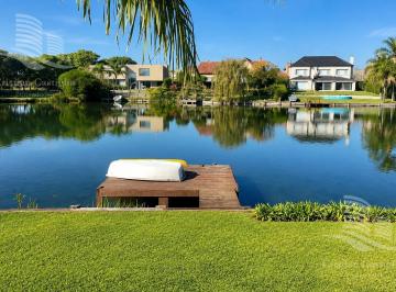 Casa · 300m² · 8 Ambientes · Venta de Hermosa Casa en Barrio Castores Fondo Al Lago con Pileta y 4 Dorm.