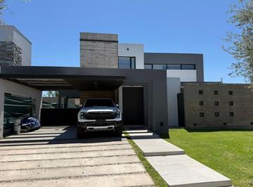 Casa de 3 ambientes, Luján de Cuyo · Casa con 400 m² y 3 Dorm. en Venta en Luján de Cuyo