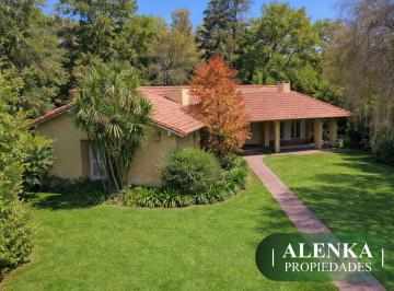 Casa de 5 ambientes, Pilar · Venta | Amplia Propiedad Clásica Desarrollada en Dos Plantas Sobre 800 m² | Los Lagartos C. C