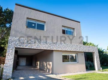 Casa · 353m² · 6 Ambientes · 1 Cochera · Casa con Pileta Climatizada en Venta 6 Ambientes Barrio Ecuestre Costa Esmeralda
