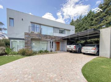 Casa · 200m² · 2 Cocheras · Casa 4 Ambientes en Venta - Los Naranjos, Canning