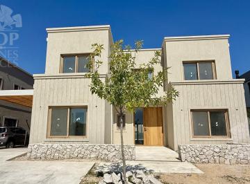Casa · 257m² · 6 Ambientes · 2 Cocheras · Casa en Venta en Laguna Grande