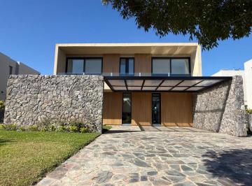 Casa de 7 ambientes, Tigre · Casa en Virazon Al Agua 5 Dorm.