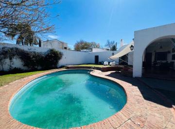Casa · 276m² · 4 Cocheras · Casa con Pileta en Urca Apta Credito